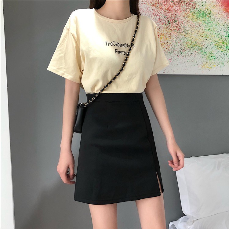 Chân váy chữ A ngắn xẻ trước màu đen bên trong có lót quần
