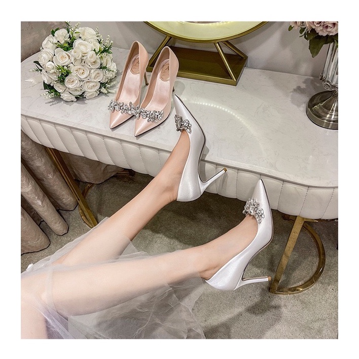 Giày cao gót vương miệng đá