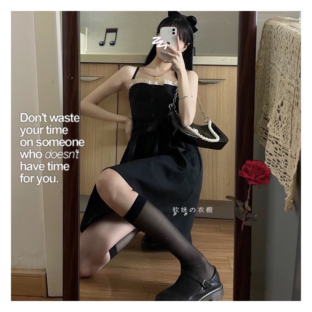 Cô gái cổ điển Pháp Mori váy dây treo ôm eo khoe dáng thon gọn, khí chất mới năm 2021, cô gái mặc váy đen nhỏ nhắn | BigBuy360 - bigbuy360.vn