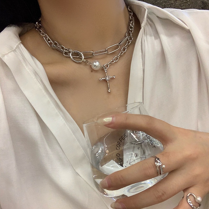 Dây chuyền hai lớp đính ngọc trai phối mặt thánh giá sành điệu