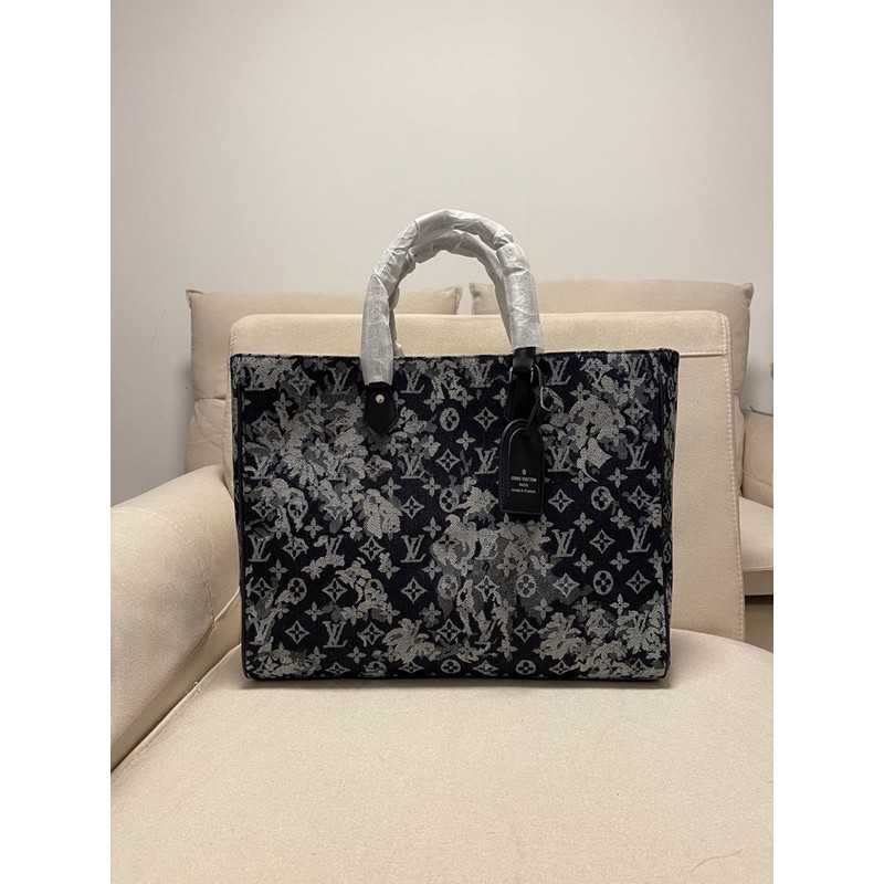 Túi xách phù hợp cho cả nam và nữ Louis Vuitton LV on the go cao cấp