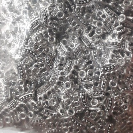 phụ liệu charm vương miện : sỉ 50 gram giá 23k / 1 gói