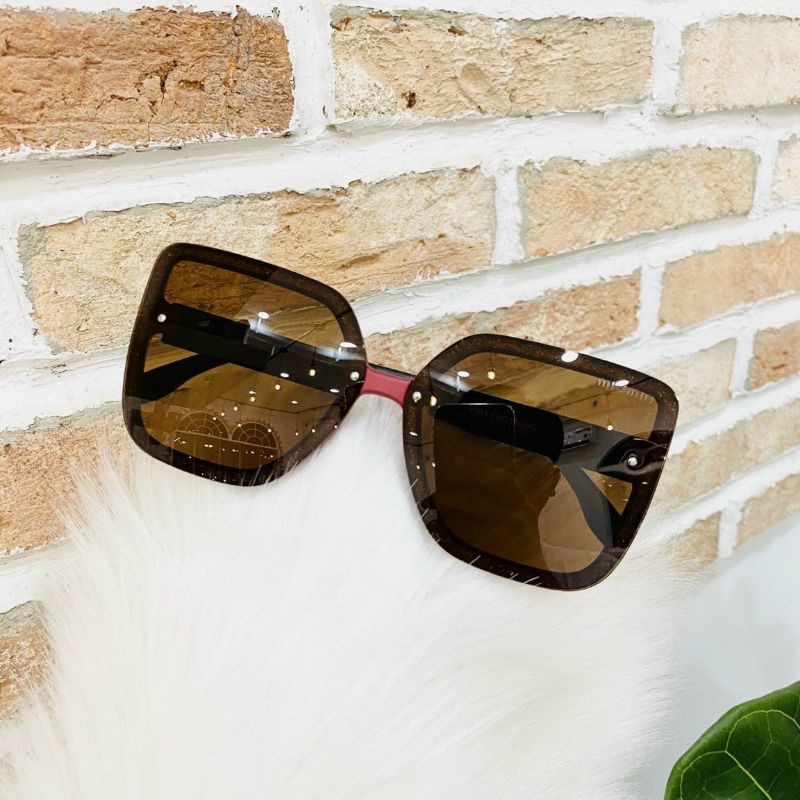 mắt kính thời trang nữ kiểu dáng sang trọng trong poleroi | BigBuy360 - bigbuy360.vn