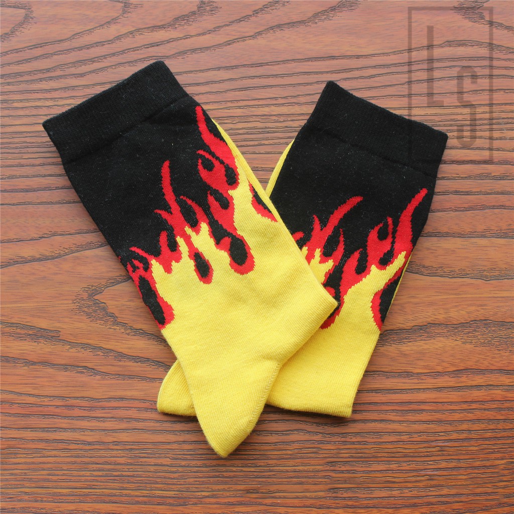 Tất ngọn lửa đen đỏ vàng cá tính