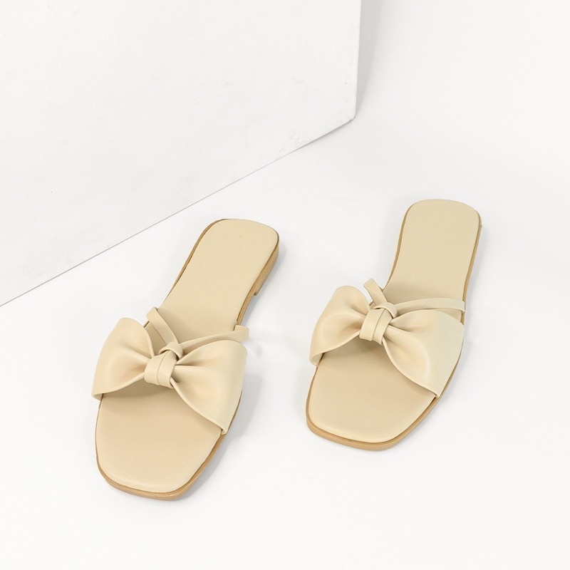 Sunnie & Erosska - Dép nữ thời trang quai ngang đính nơ đế bệt màu đen