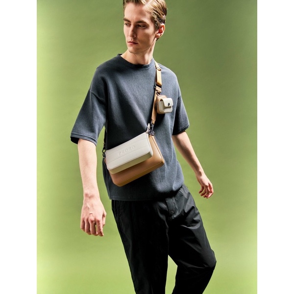 Túi đeo chéo PD nam Sling With Earphone Holder