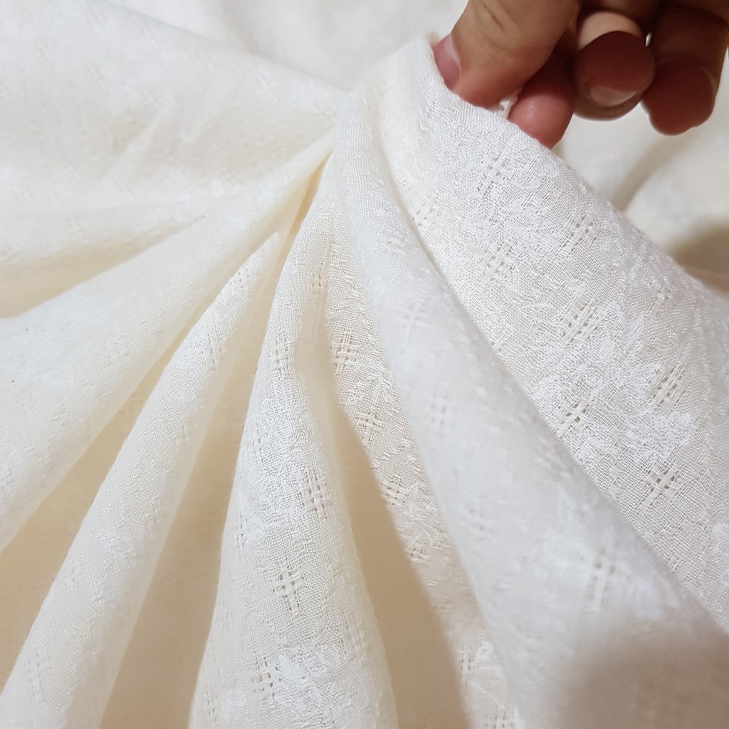 Vải thô boi thêu hoa nền trắng đậu dùng may váy áo mùa hè chất mát, mềm mại