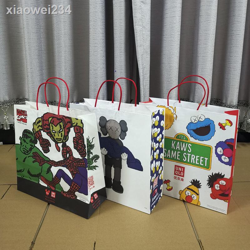 UNIQLO Áo Thun Trắng In Hình Kaws X Sesame Street Độc Đáo