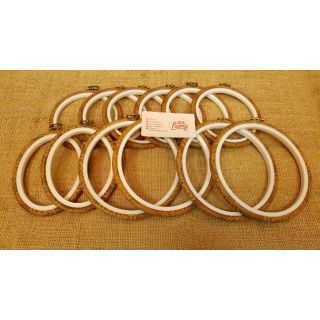 Khung thêu cao su vân gỗ có móc treo trang trí