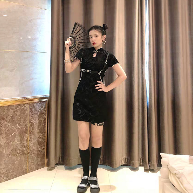 Dây xích màu đen làm phụ kiện cho chân váy ngắn