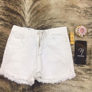Quần short trắng rách gấu