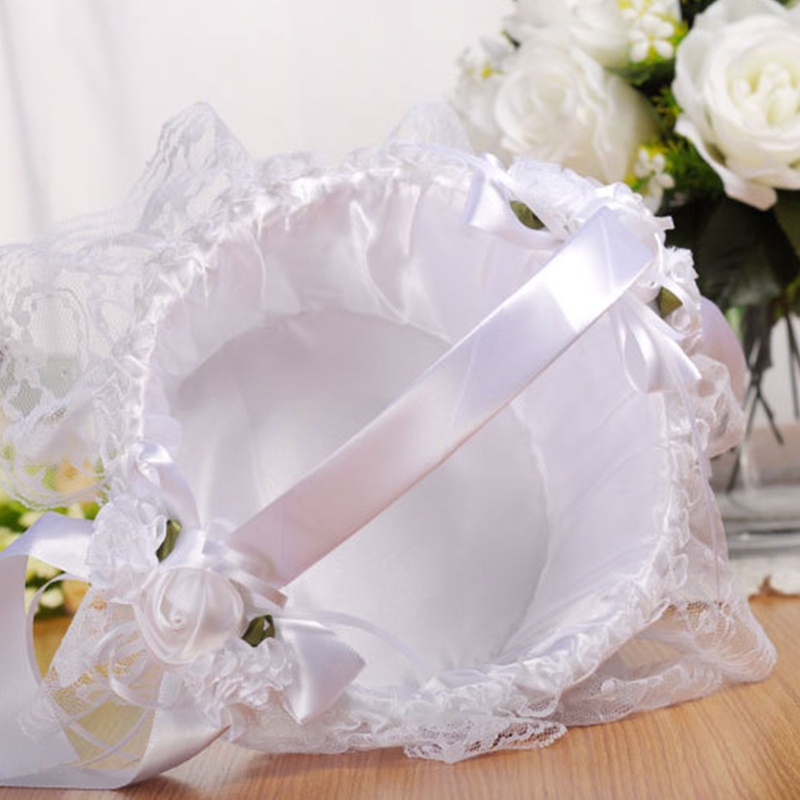 Giỏ Hoa Nhỏ Màu Trắng Phối Ren Và Hoa Giả Dùng Trang Trí Tiệc Cưới