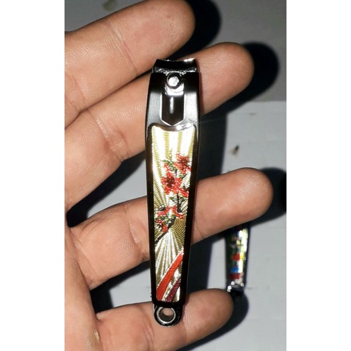 Một cái bấm cắt móng tay hoặc móng chân bằng thép không gỉ dài 8cm