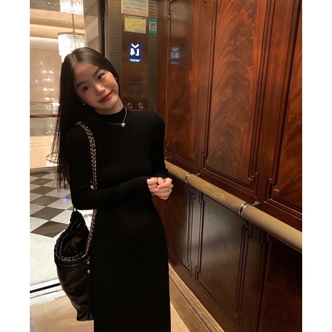 Đầm cổ lọ dệt kim đen dáng hơi xoè dài tay dáng dài Pusumede - D439