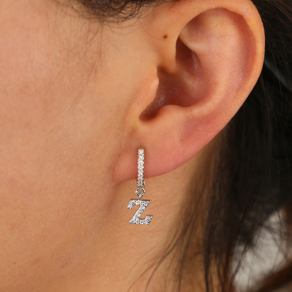 Khuyên tai nữ hình tròn mặt hình 26 chữ cái