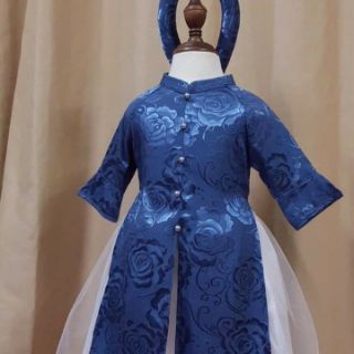 Áo dài cách tân lụa kèm mấn và chân xoè