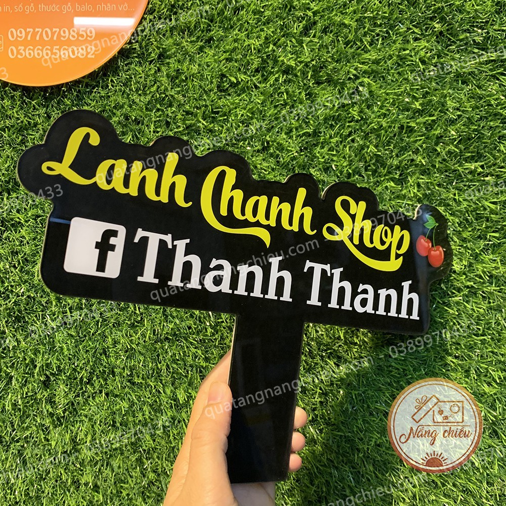 Bảng hiệu cầm tay đạo cụ chụp ảnh cho shop bán hàng online, chất liệu mica an toàn và sáng bóng