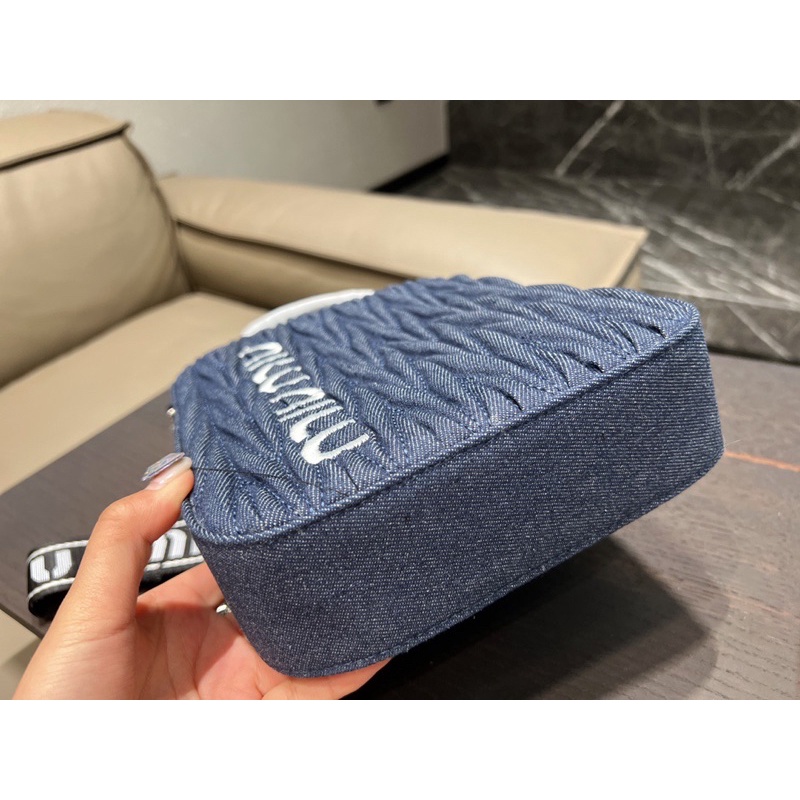 Túi đeo chéo nữ Miu Miu cao cấp dây đeo bản to chất liệu bên ngoài là vải jeans cao cấp