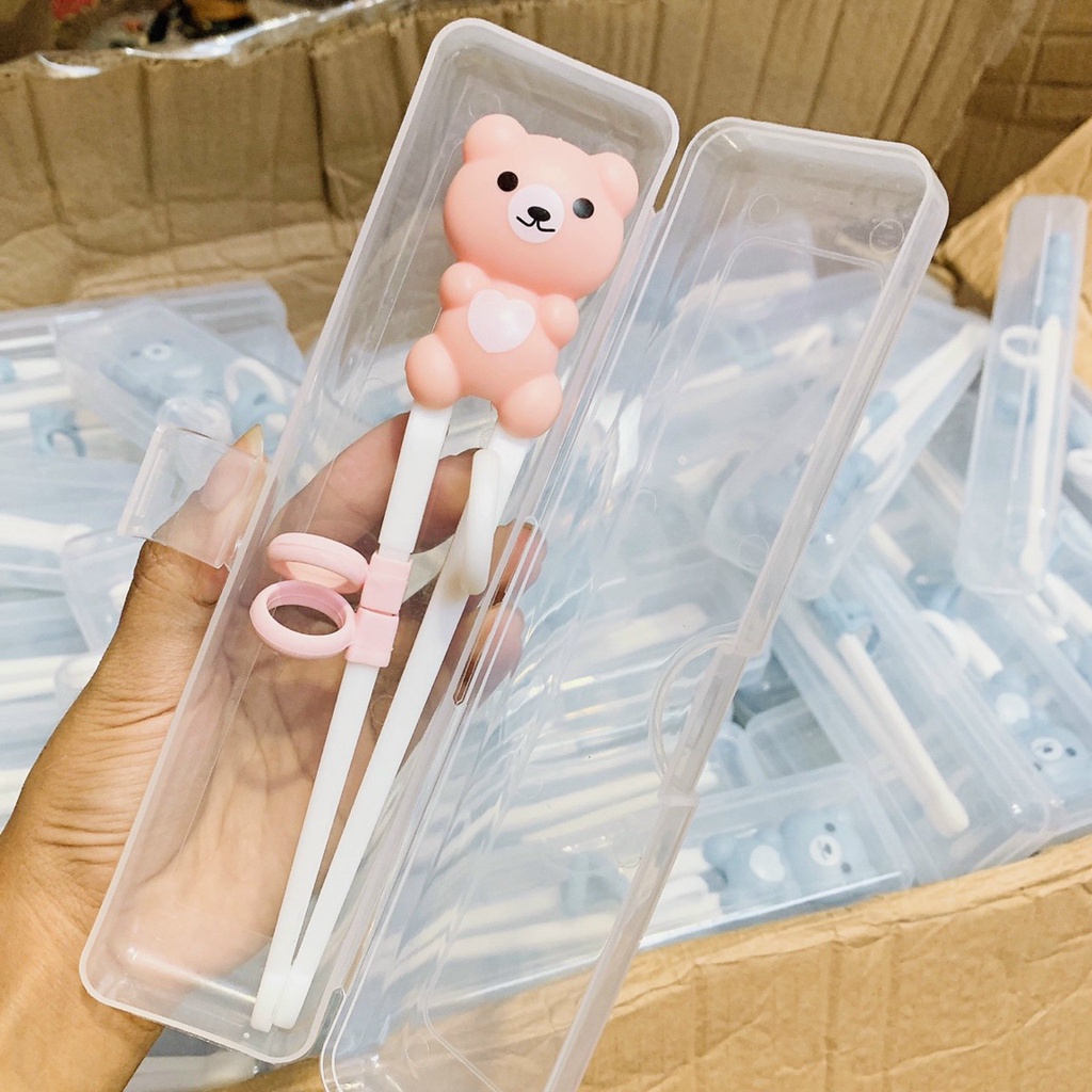 Đũa tập gắp xỏ ngón hình gấu có hộp đựng cho bé ăn dặm