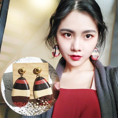 Khuyên tai, hoa tai nữ gỗ sơn đẹp, trẻ trung, phong cách Hàn Quốc