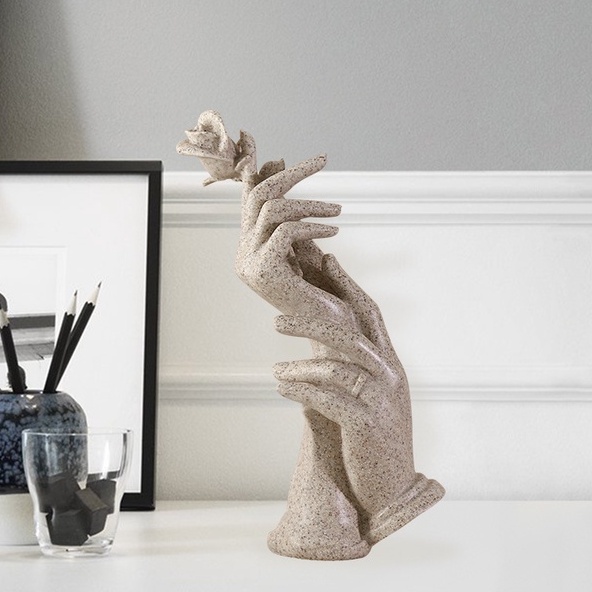 Tượng Bàn Tay Vàng Cầm Hoa Hồng decor nhà cửa