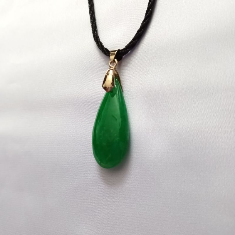 Vòng cổ mặt đá xanh hình giọt nước thiên nhiên biểu tượng sức sống mãnh liệt và thành công