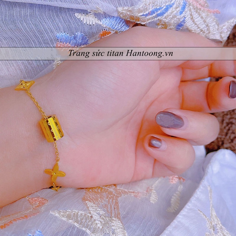 Vòng tay titan nữ không gỉ mạ vàng 18k họa tiết cỏ 4 lá thiết kế thời trang thanh lịch mẫu mới 2023
