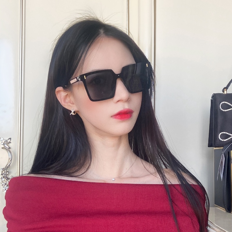 Kính Mát Chống Tia UV Gọng Lớn Đính Đinh Tán Kim Loại 2022 Mới Cho Nữ