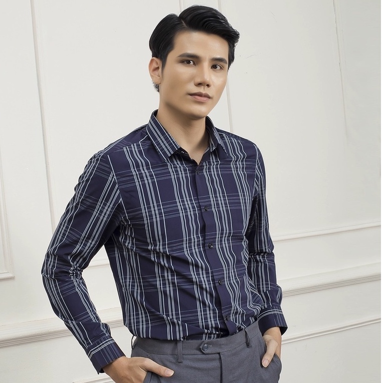 Áo sơ mi công sở nam dài tay Aristino màu tím than caro trắng dáng slim fit ôm không túi vải sợi sồi ALS20509