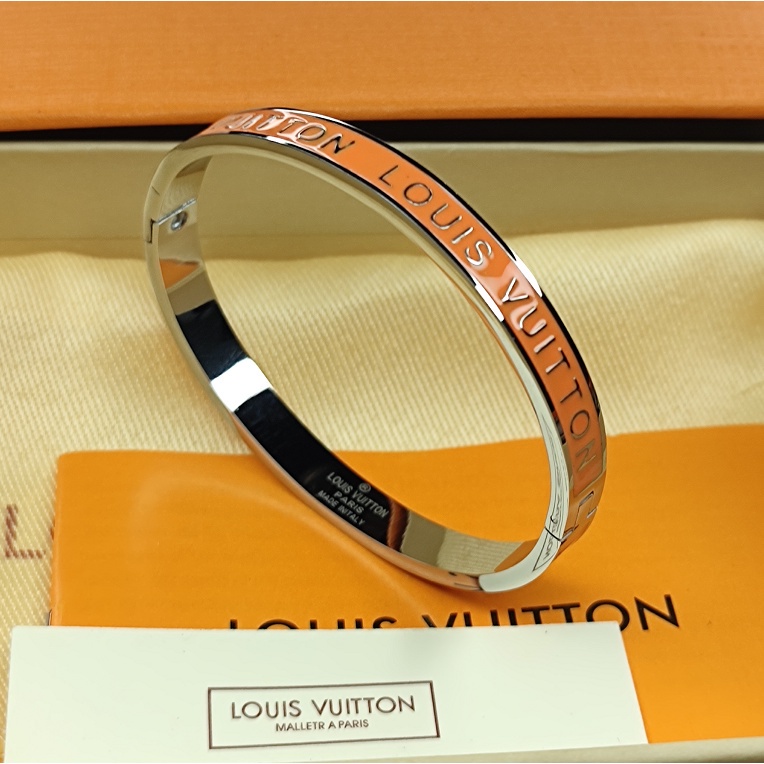 Màu sắc mới CUFF Bạc khắc họa tiết Monogram mang tính biểu tượng và có vòng tay đơn