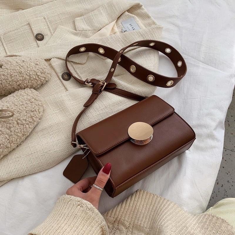 Mẫu túi da thiết kế đơn giản mà sang chảnh với điểm nhấn quai đeo tạo cảm giác mới lạ 🖤 | BigBuy360 - bigbuy360.vn