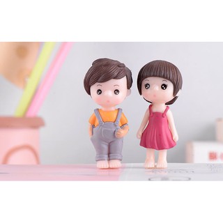Phụ kiện trang trí bánh sinh nhật_Trang trí bé trai mặc áo yếm bé gái mặc váy đỏ