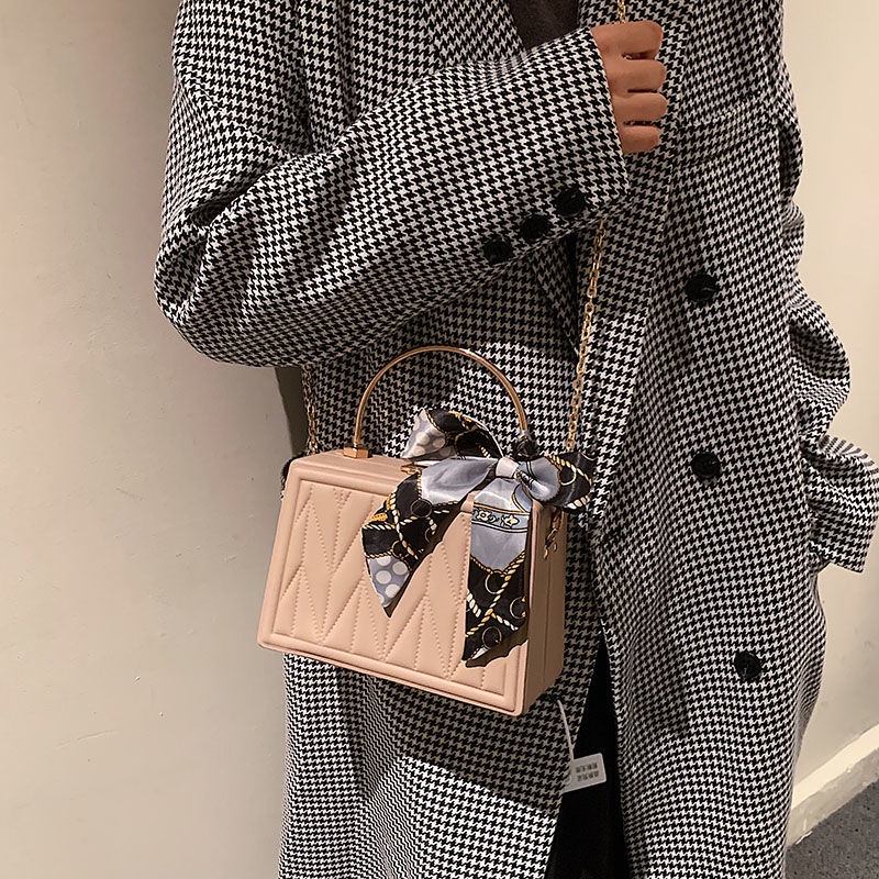 Túi đeo chéo dây xích kiểu vuông phối khăn lụa nhỏ gọn thêu họa tiết thời trang 2022 dễ phối đồ cho nữ