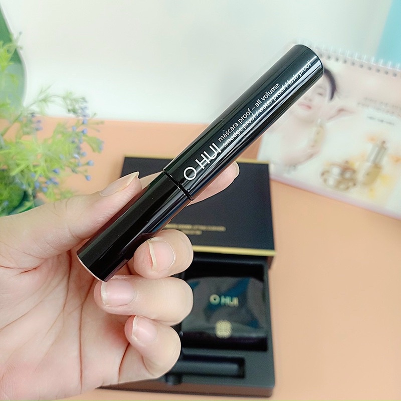 SET PHẤN NƯỚC OHUI ĐEN LIFTING MỚI CHO DA KHÔ NHĂN