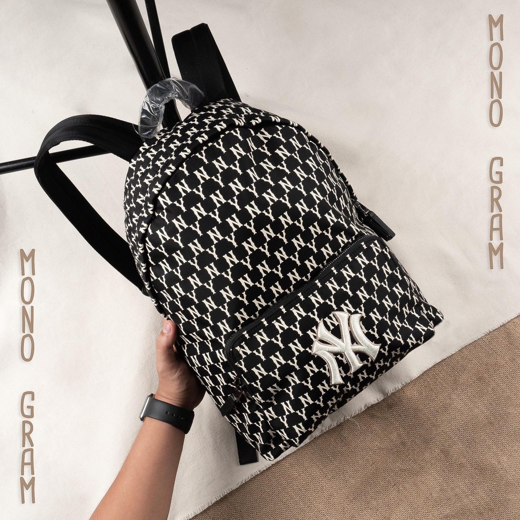 ✅  Balo NY NEW YORK YANKEES MONOGRAM BACKPACK Black 32BG10941-50L CÓ SẴN HÀNG | CHUẨN XUẤT DƯ 1:1