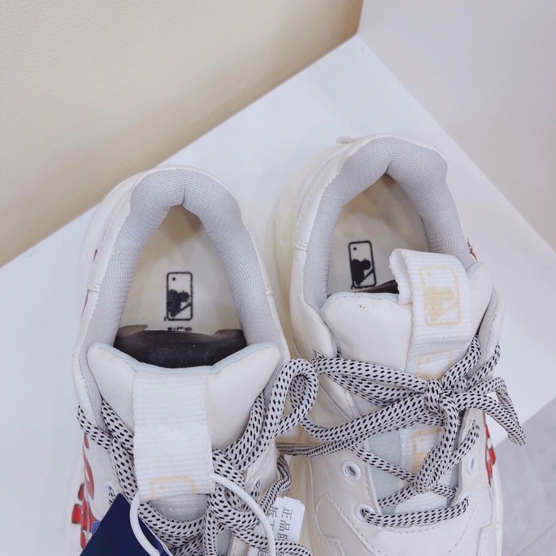 Giày thể thao trắng