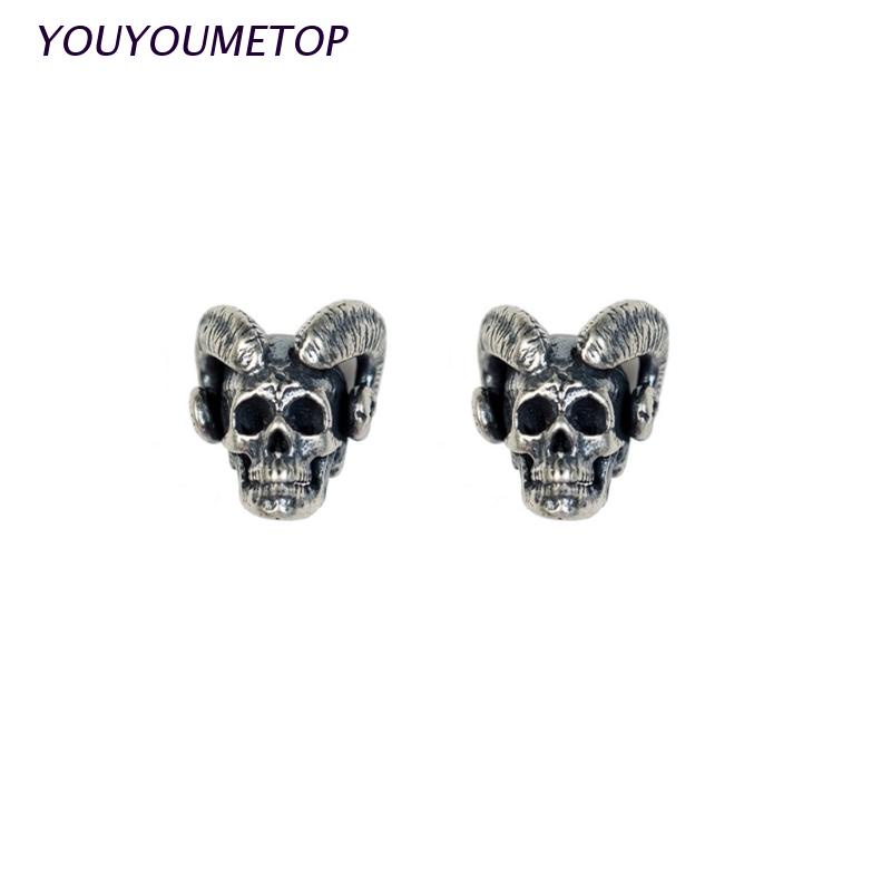 Khuyên tai hình đầu lâu và sừng dê độc đáo