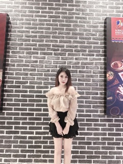 Áo bèo trễ vai chấm bi mặc được 2 kiểu