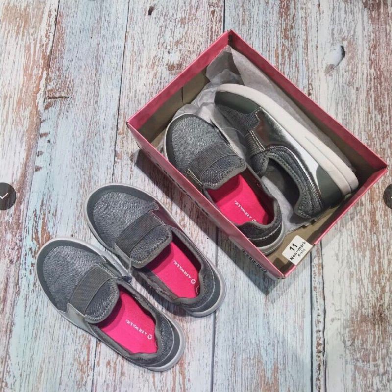 Giày xuất cho bé