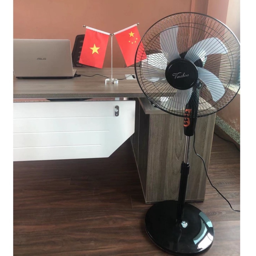 Quạt đứng mầu đen Vinahoa FS40 có thiết kế hiện đại, màu sắc trang nhã, chất liệu nhựa cao cấp ít bám bụi, dễ lau chùi
