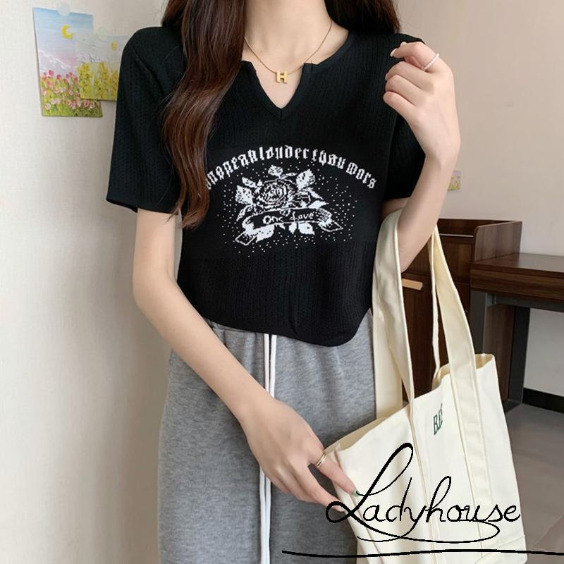 Áo Thun Crop Top Tay Ngắn Cổ Chữ V In Chữ Và Hoa Hồng Dành Cho Nữ