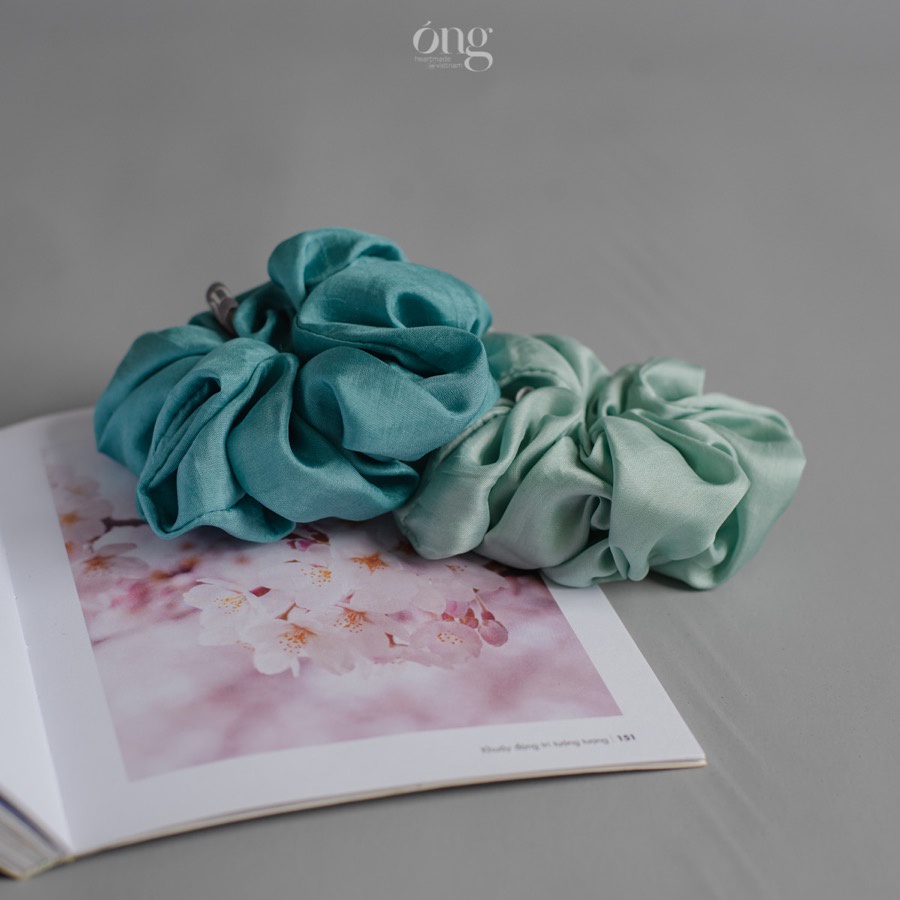 Set 2 Cột tóc lụa tơ tằm tự nhiên 100% Silk Scrunchies VN- ÓNG SILK - Nhuộm màu an toàn cho da- Mềm nhẹ, không gây đứt t