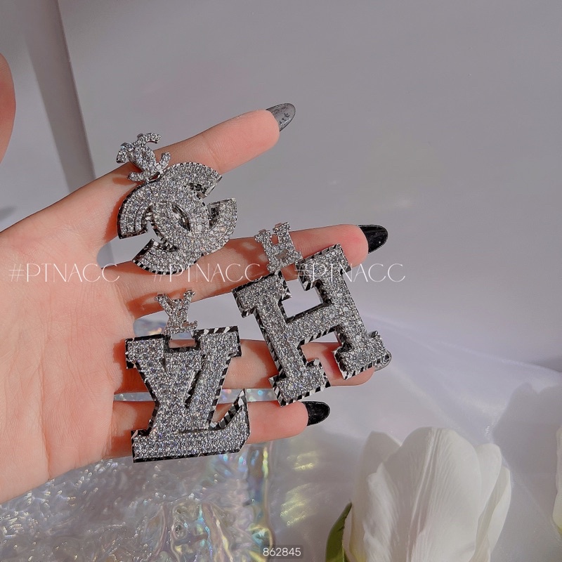 Mặt lẻ dây chuyền logo thương hiệu đính full soàn tấm xi bạch kim, xi mạ vàng .PTNACC.