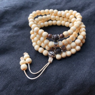 Chuỗi hạt dâu tằm trừ tà 108 hạt gắn charm bình an