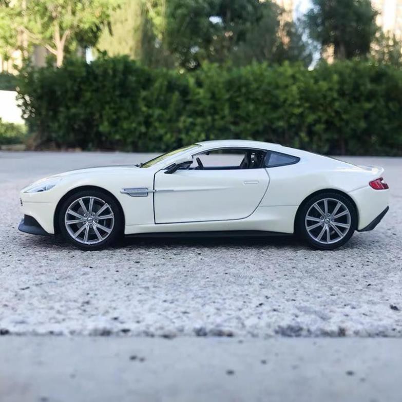 Mô hình xe Aston Martin Vanquish 1:24 Welly