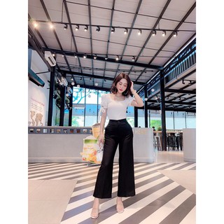 Quần ống rộng có 2 túi bên hông và lưng nút trước form rất sang