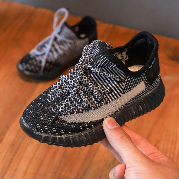 Giày thể thao Sneaker siêu nhẹ cho bé dáng Yeezy Boots kiểu dễ đi phù hợp đi quanh năm TC3 - Đen