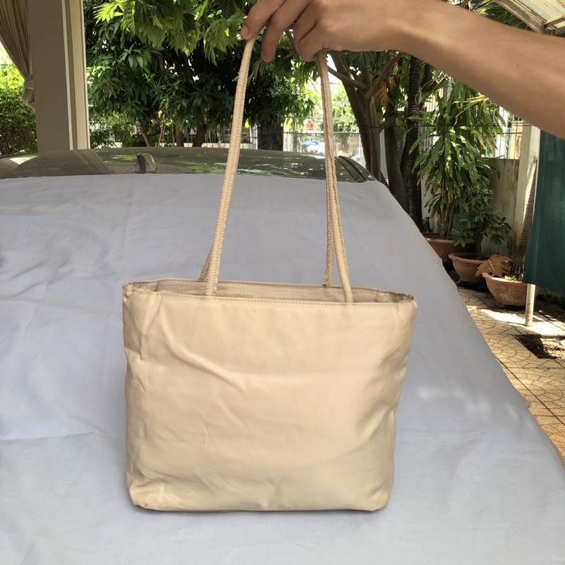 Túi chuẩn si. Túi qua sử dụng. Khách vui lòng xem hình nếu muốn biết thêm thông tin sản phẩm mời khách vô chat. Thanks .