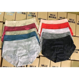 Một hộp quần lót và 2 áo cho con bú