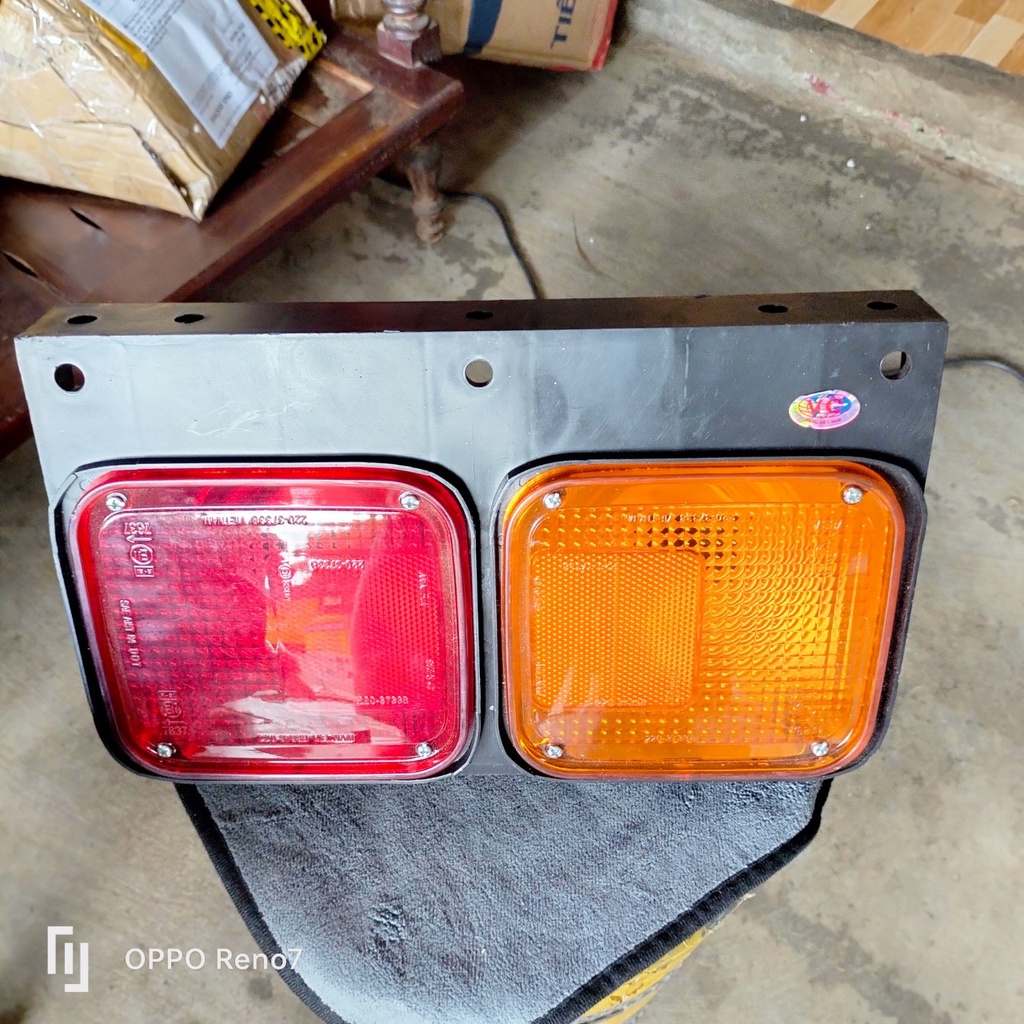 Đèn hậu xe tải  lắp cho xe tải ISUZU, Kia đời cũ, đèn 2 khoang. Có thể lắp cho Hino 500